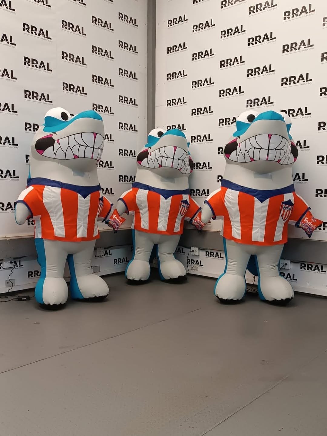 Disfraces de tiburones con camiseta de futbol